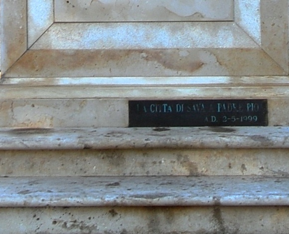 File:Sava - Monumento a Padre Pio - lapide sul monumento.jpg