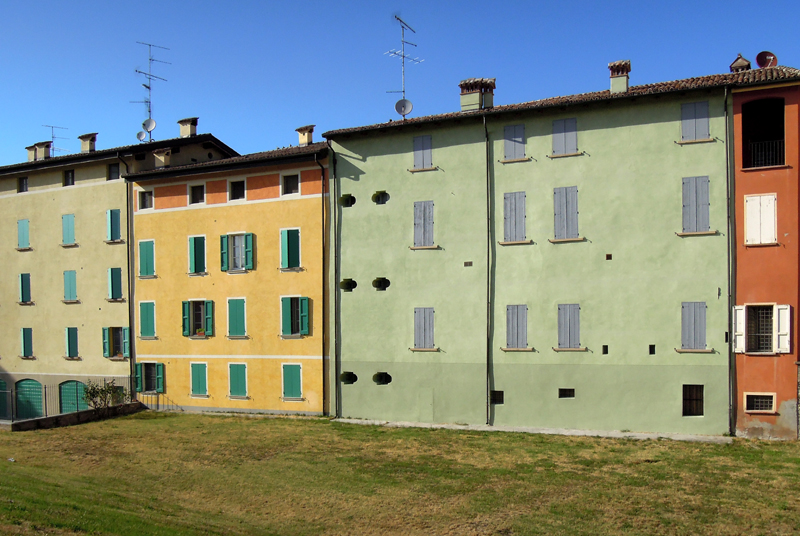 File:Scandiano - Viale della Rocca.jpg