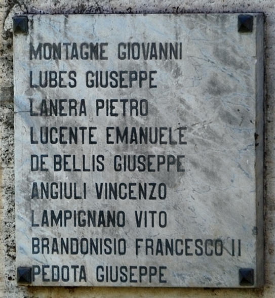 File:Valenzano - Monumento ai combattenti del 1945 - lapide al monumento 8.jpg