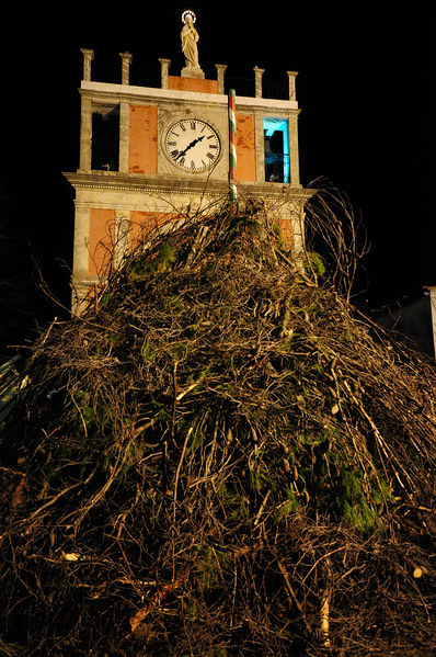 File:Accadia - Falò gennaio 2013.jpg
