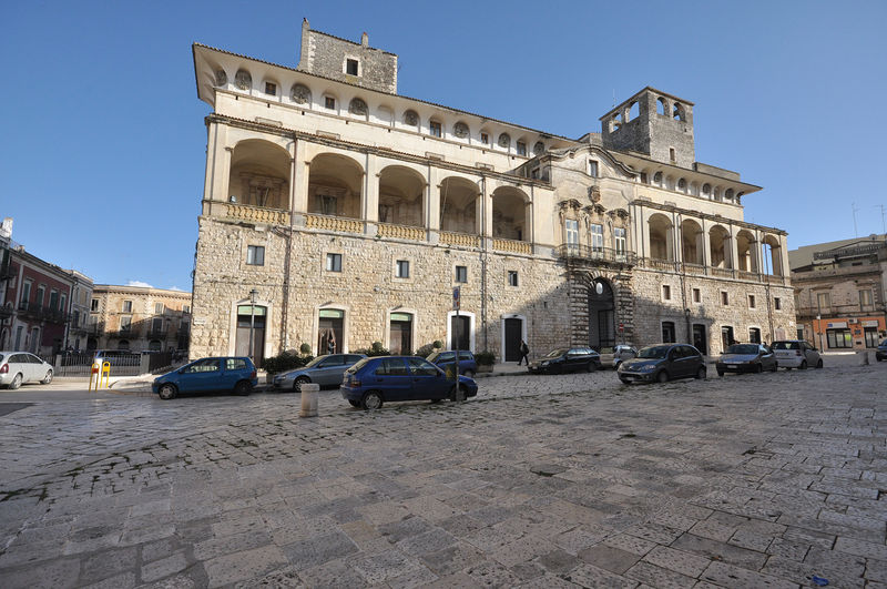 File:Acquaviva delle Fonti - Municipio.jpg