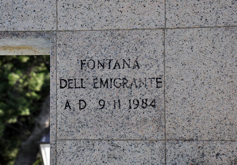 File:Adelfia - Fontana dell'Emigrante.jpg