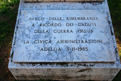 Adelfia - Lapide a ricordo dei caduti della guerra1915-18.jpg
