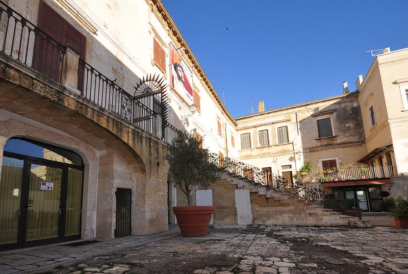 File:Adelfia - Largo Castello 2.jpg