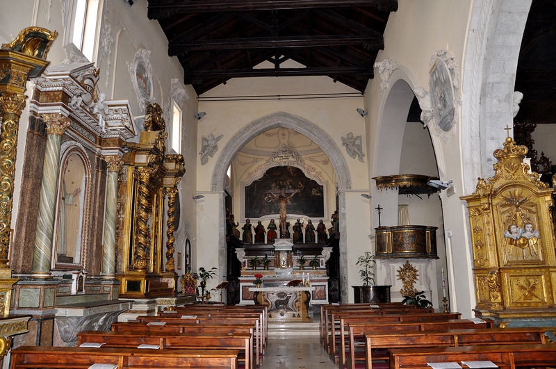 File:Agnone - Chiesa Sant'Emidio interno.jpg