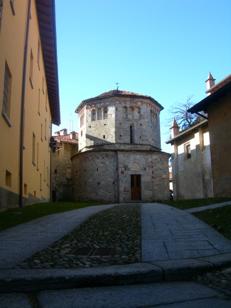 File:Agrate Conturbia - il Battistero.jpg