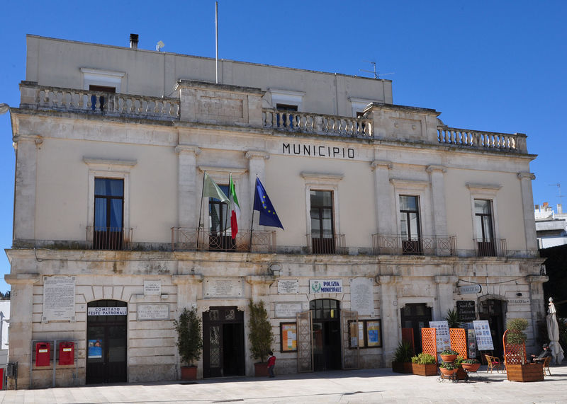 File:Alberobello - Municipio.jpg