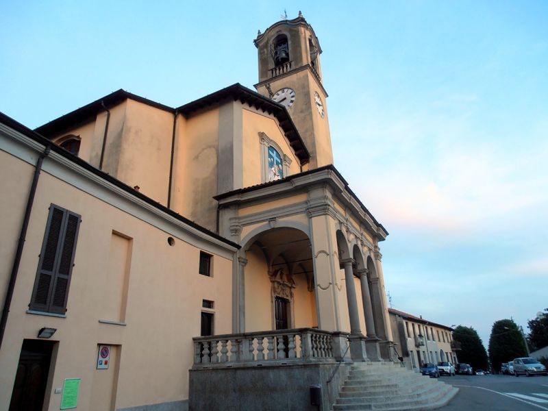 File:Albizzate - Piazza IV Novembre.jpg