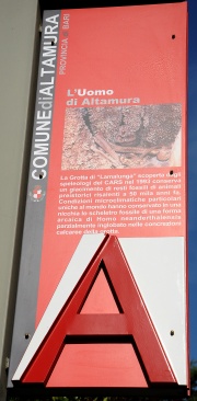 Altamura - Museo archeologico - cartello turistico.jpg