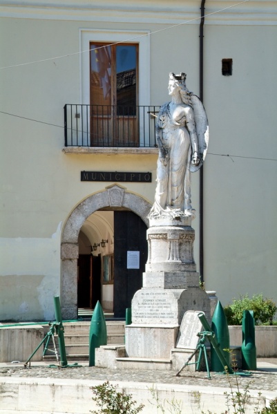 File:Altavilla - Monumento ai Caduti.jpg