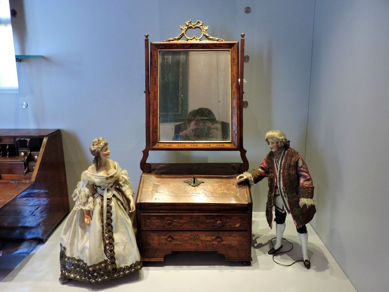 File:Angera - Bambole - museo.jpg