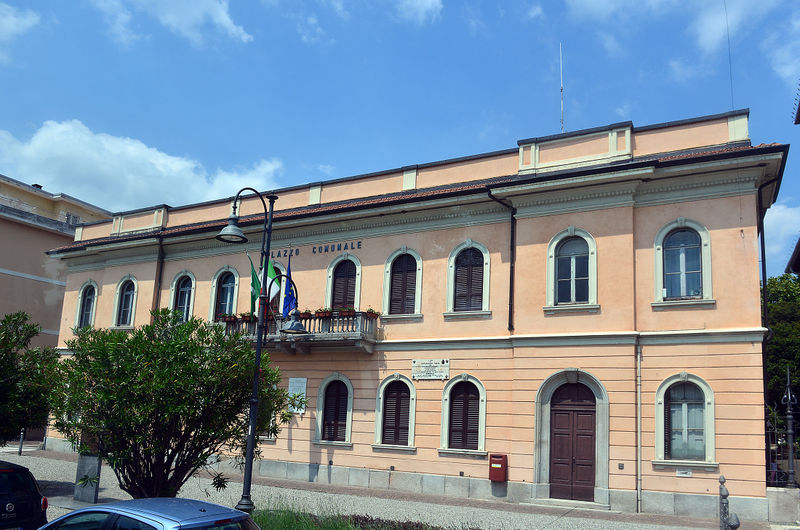 File:Angera - il Municipio.jpg