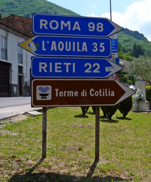 File:Antrodoco - cartelli con distanze.jpg