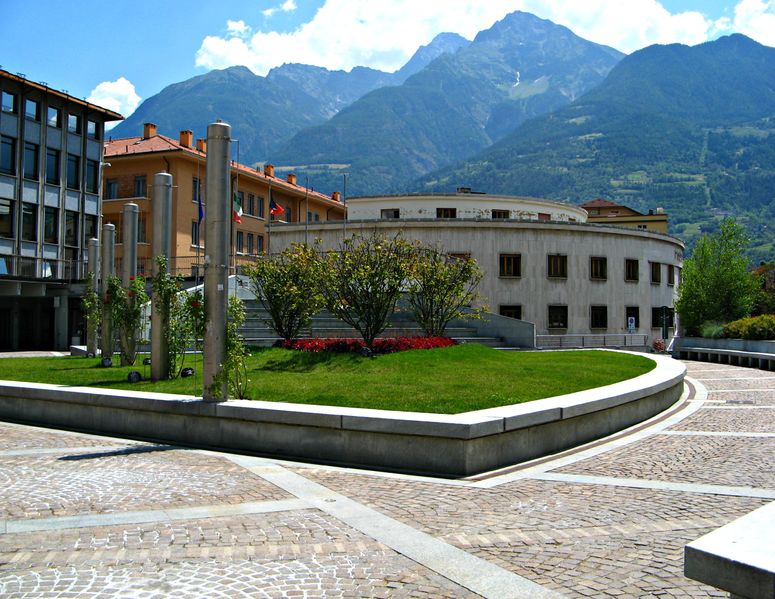 File:Aosta - Piazza Narbonne 2.jpg