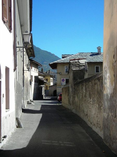 File:Aosta - Via San Giocondo.jpg