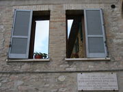 Assisi - Casa Don Sigismondo Spagnoli - Finestre.jpg