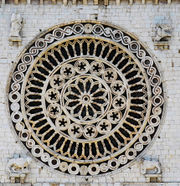 Assisi - Rosone della basilica di S. Francesco.jpg