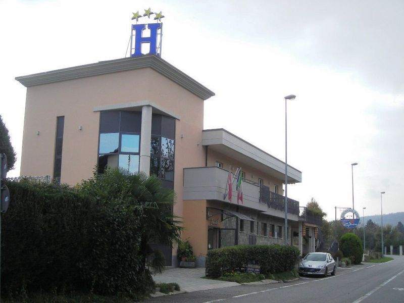 File:Avigliana - Hotel Caprice.jpg