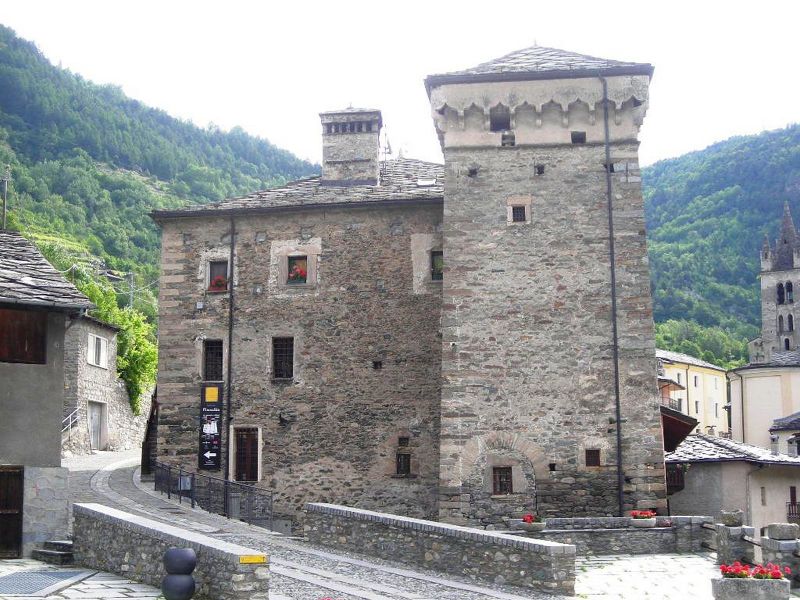 File:Avise - Castello.jpg