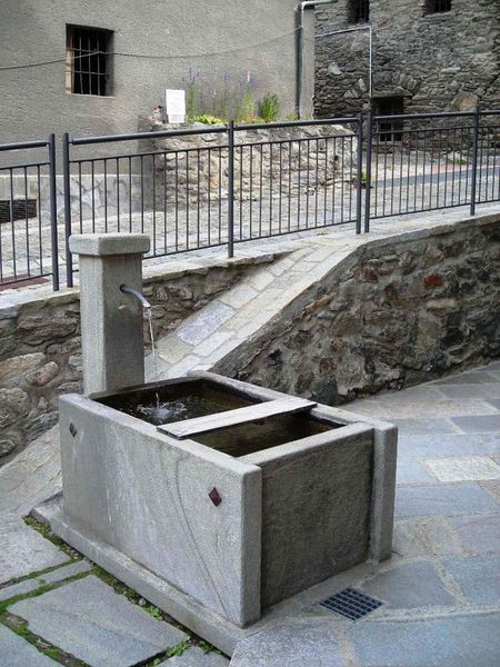 File:Avise - Fontana.jpg