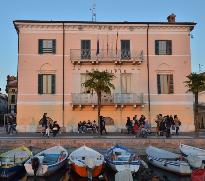 File:Bardolino - Il Municipio.jpg