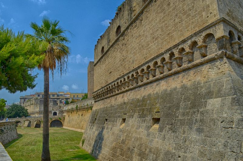 File:Bari - Castello Svevo - fossato.jpg
