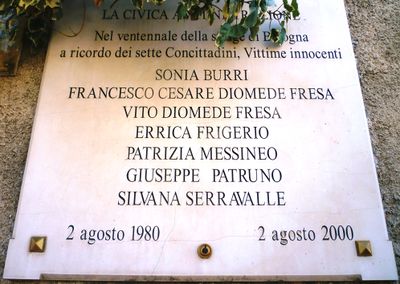 Bari - Lapide a ricordo della strage di Bologna.jpg