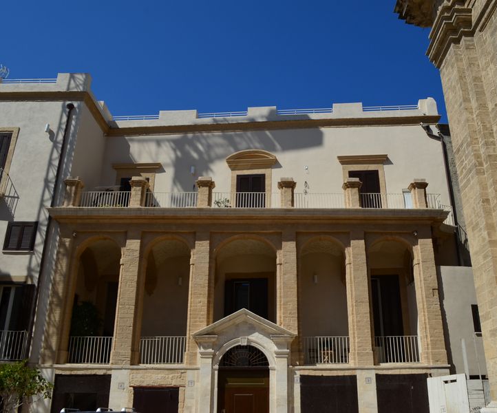 File:Bari - Palazzo Calò - Carducci.jpg