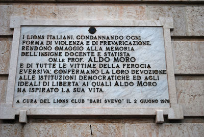 Bari - Palazzo di Città - I "Lions club" ad Aldo Moro.jpg