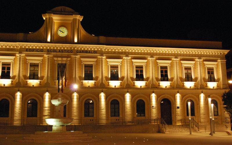 File:Bari - Scuola Primaria Garibaldi.jpg