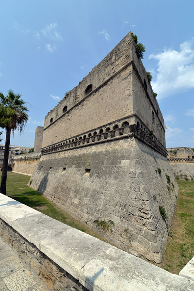 File:Bari - il Castello Svevo.jpg