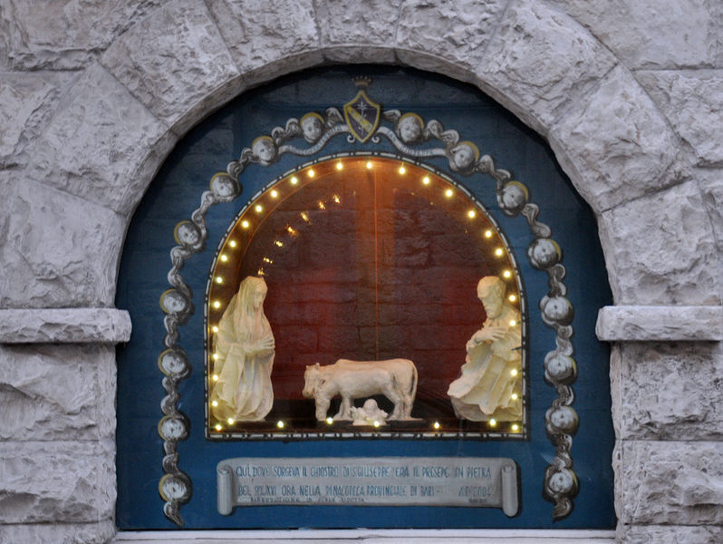 File:Bari - in Piazza Chiurlia.jpg