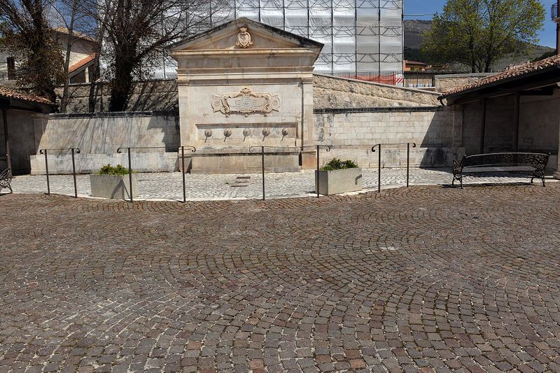 File:Barisciano - Fontana in piazza.jpg
