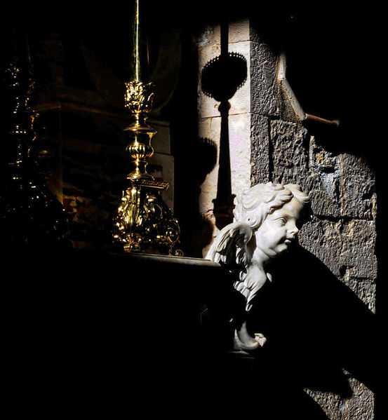 File:Barletta - angelo in cattedrale.jpg