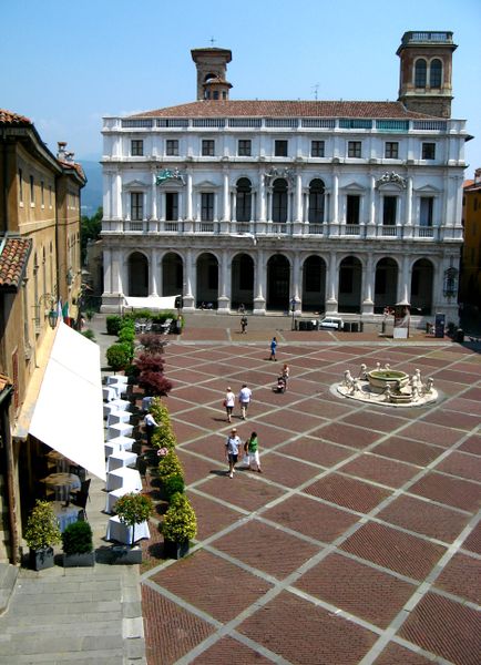 File:Bergamo - Piazza vecchia.jpg