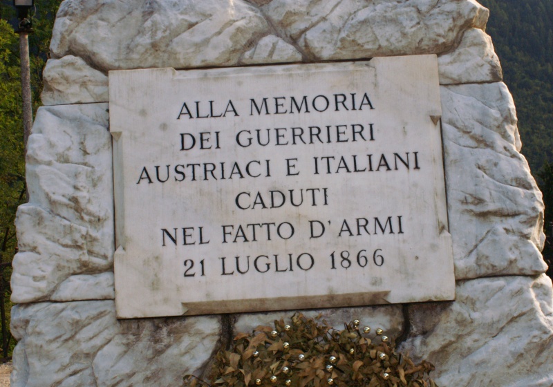 File:Bezzecca - Monumento del 1896..jpg