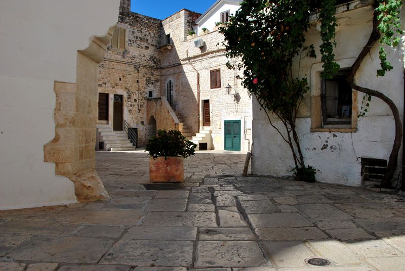 File:Binetto - Largo Chiesa.jpg