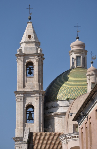 File:Bitetto - Campanile del duomo.jpg