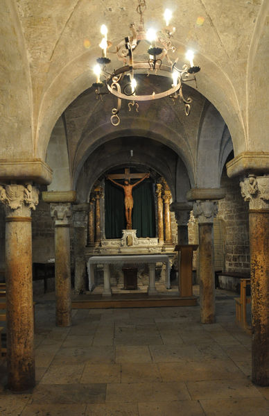 File:Bitonto - Altare della Cripta.jpg