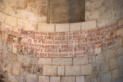 Bitonto - Lapide al simulacro - interno al Duomo.jpg