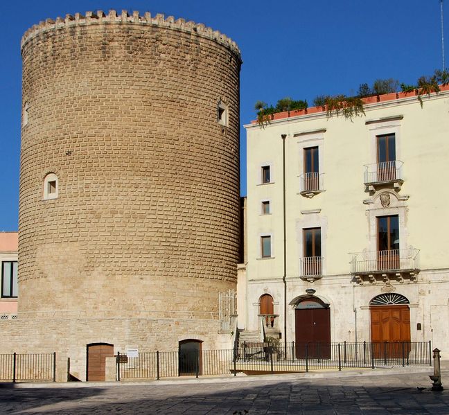 File:Bitonto - Torre Angioina.jpg