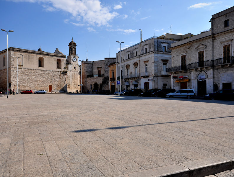 File:Bitritto - Piazza Moro.jpg