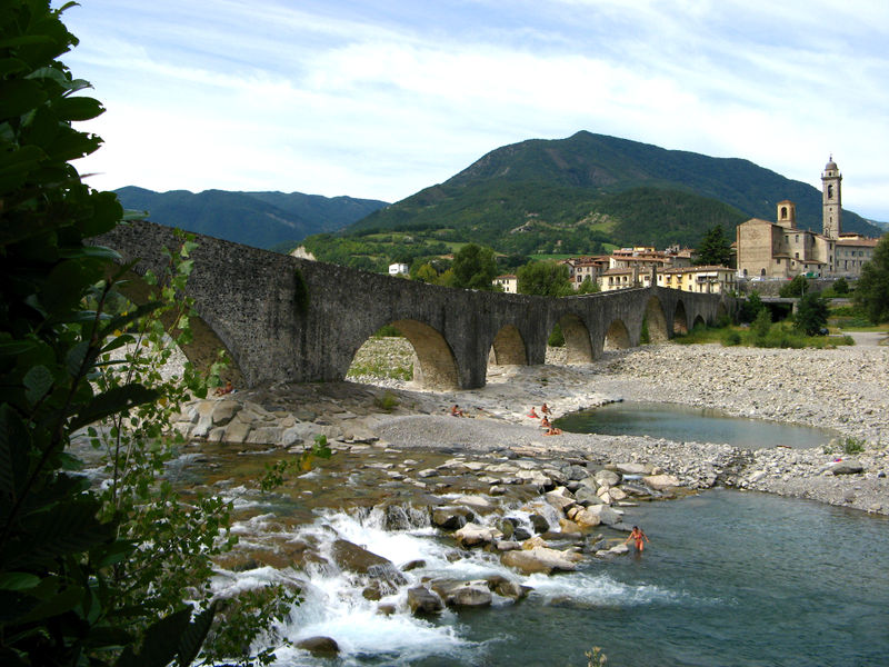 File:Bobbio - Ponte gobbo2.jpg