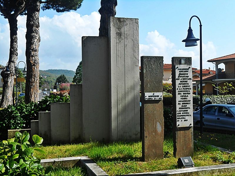 File:Bolsena - Bolsena - Caduti.jpg