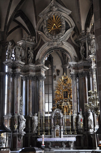 File:Bolzano - Duomo e altare.jpg