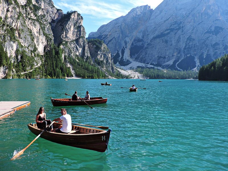 File:Braies - Barche sul lago.jpg