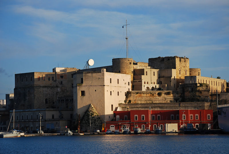 File:Brindisi - Castello Svevo.jpg