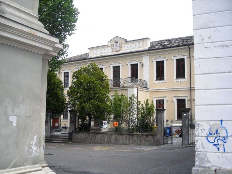 File:Bussoleno - Scuole elementari (3).jpg
