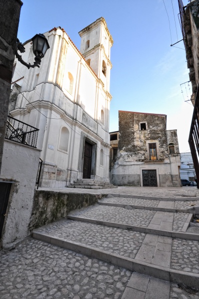 File:Cagnano Varano - Largo Chiesa.jpg