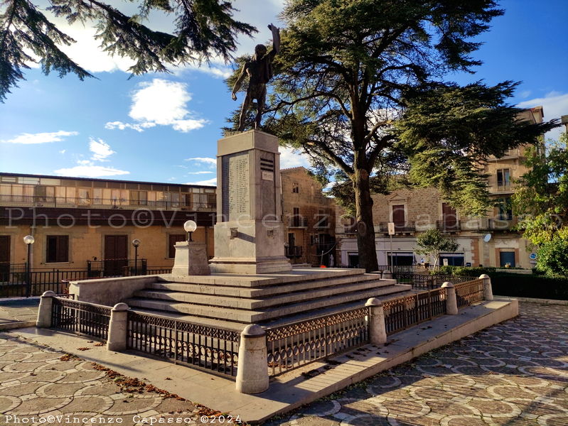 File:Calascibetta - Munumento ai Caduti.jpg